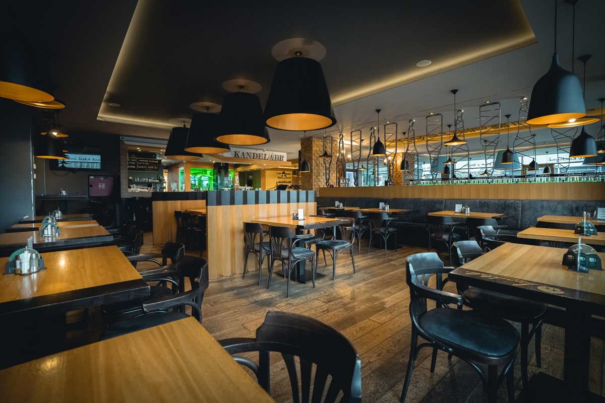 Restaurace v budově Qubix