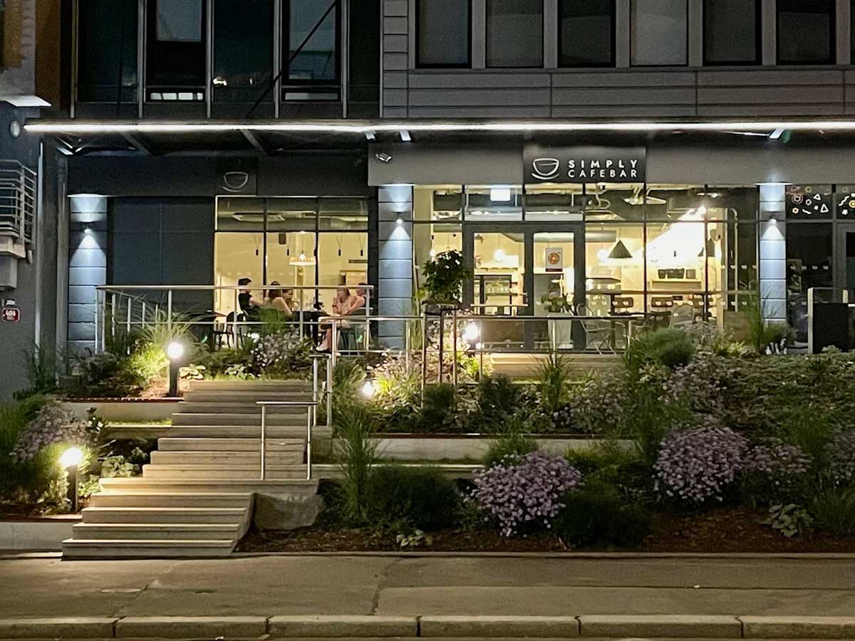 Simply Café v ulici s budovou Qubix