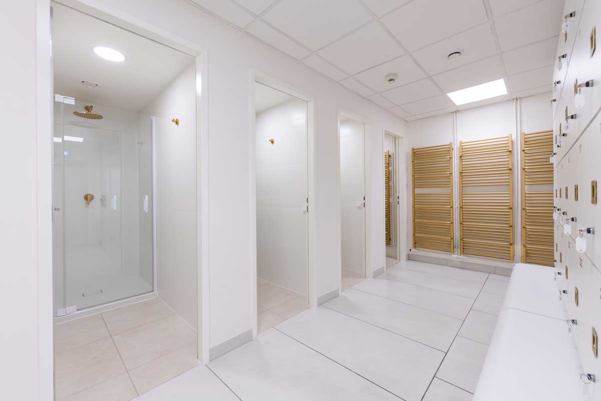 Sprchy v budově Qubix